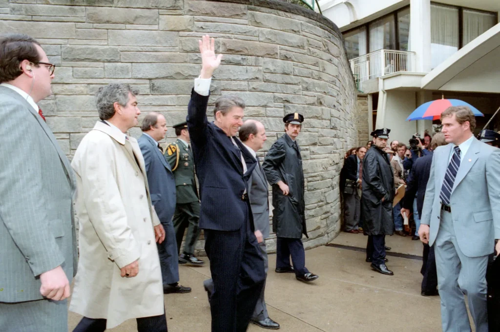 Рональд Рейган машет рукой у отеля Washington Hilton за секунды до выстрелов, 30 марта 1981 года