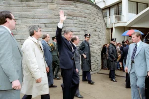 Рональд Рейган машет рукой у отеля Washington Hilton за секунды до выстрелов, 30 марта 1981 года