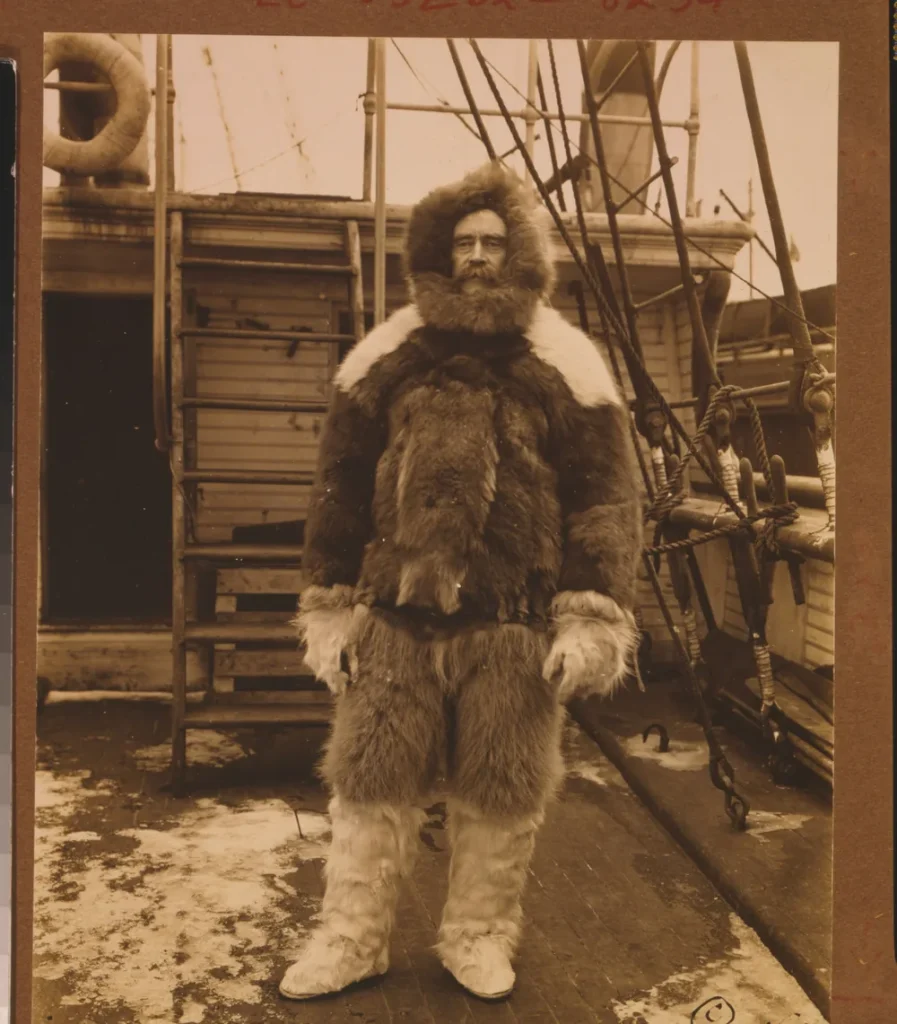 Роберт Пири в меховой одежде на палубе парохода «Рузвельт», 1909 год