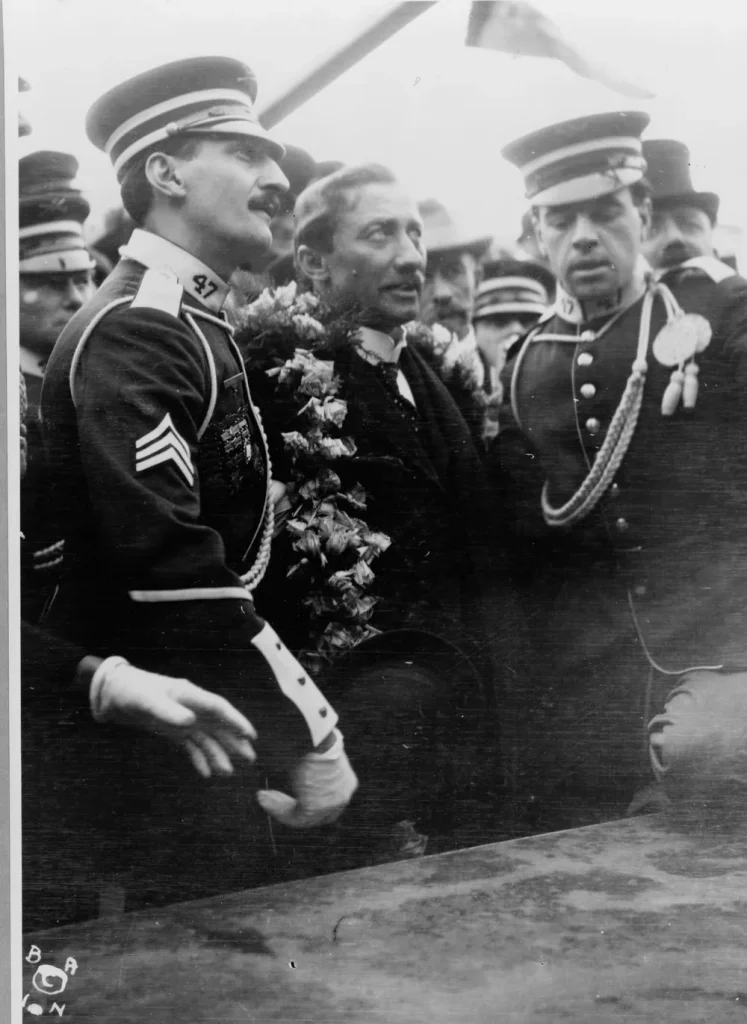 Фредерик Кук с венком в толпе встречающих в Нью-Йорке, сентябрь 1909 года