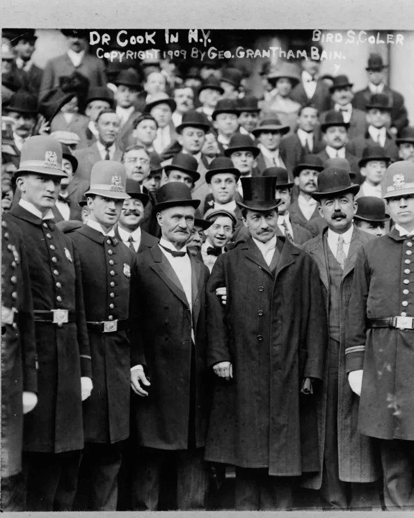 Фредерик Кук среди полицейских и встречающих в Нью-Йорке, 1909 год