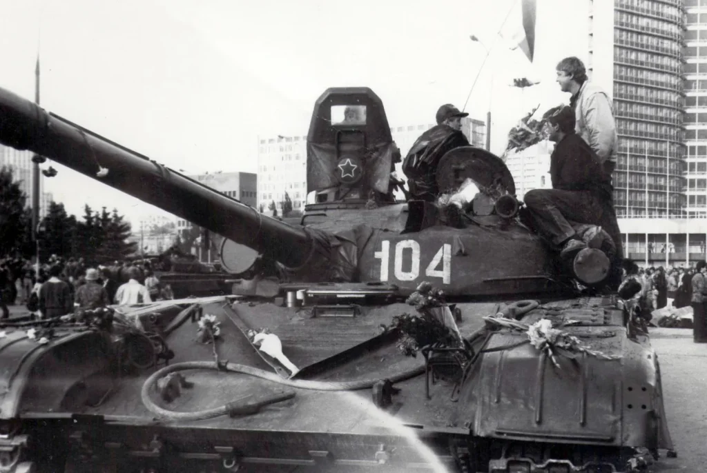 Танк Т-72 в цветах на площади у здания СЭВ в Москве, 19 августа 1991 года