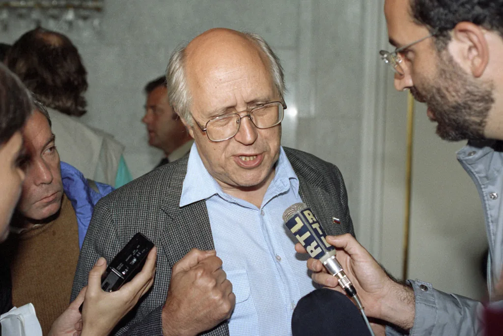 Мстислав Ростропович отвечает на вопросы журналистов во время путча, 20 августа 1991 года