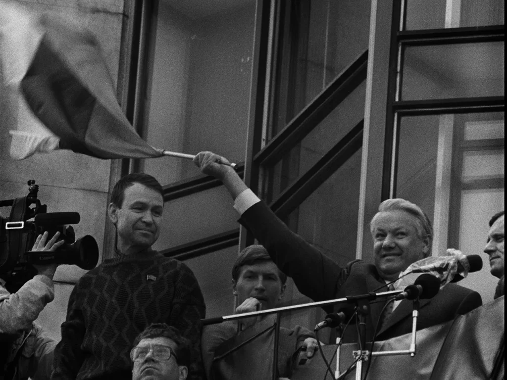 Борис Ельцин объявляет о победе над путчистами с балкона Белого дома, 21 августа 1991 года