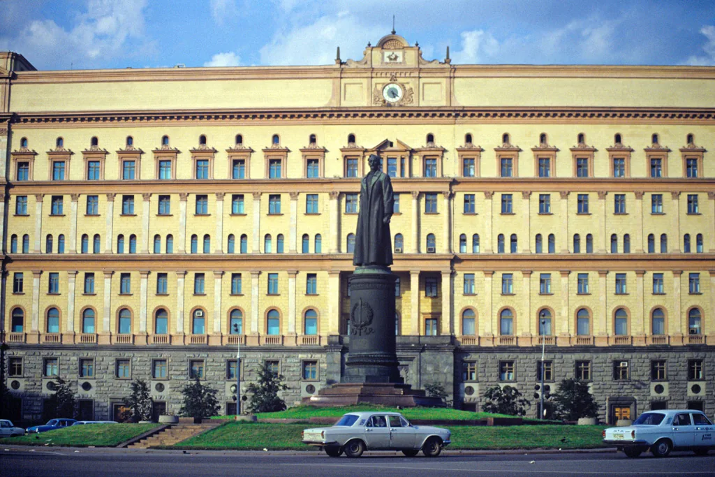 Лубянская площадь и памятник Дзержинскому 22 августа 1991 года