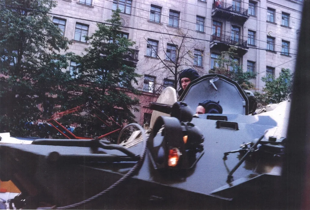 Колонна бронетехники в Москве утром 21 августа 1991 года