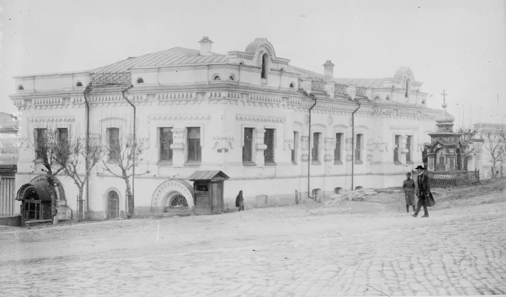 Ипатьевский дом в Екатеринбурге без забора, прохожие на улице, 1919 год