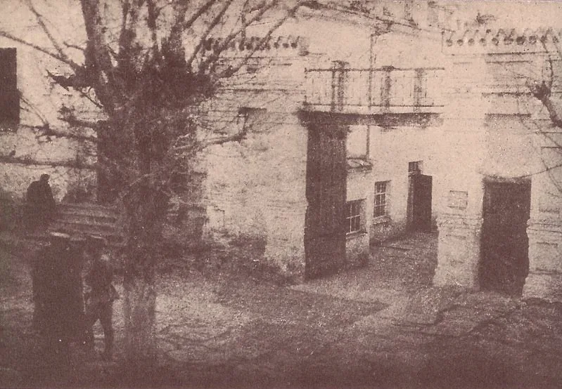 Ворота и калитка Ипатьевского дома на снимке следствия в августе 1918 года