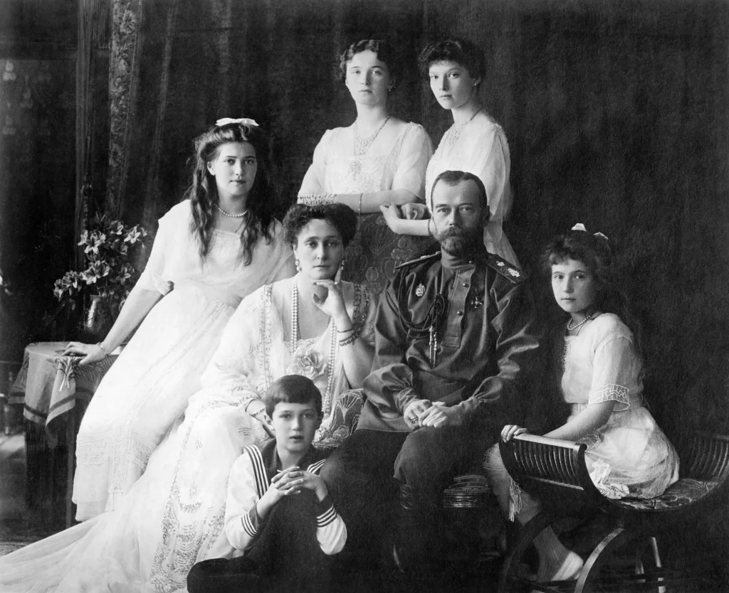 Николай II, Александра Фёдоровна и их пятеро детей на парадном семейном портрете 1913 года