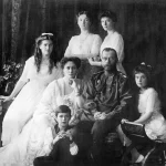 Николай II, Александра Фёдоровна и их пятеро детей на парадном семейном портрете 1913 года
