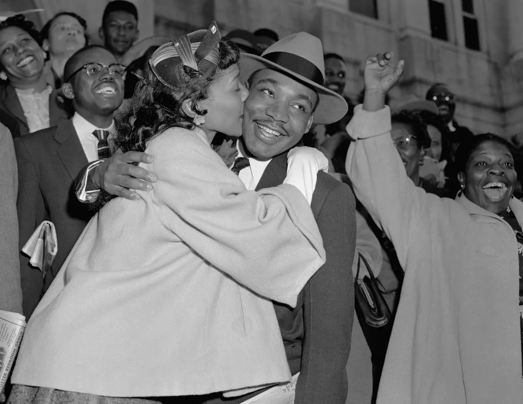 Мартина Лютера Кинга встречает жена Коретта после суда, 22 марта 1956 года
