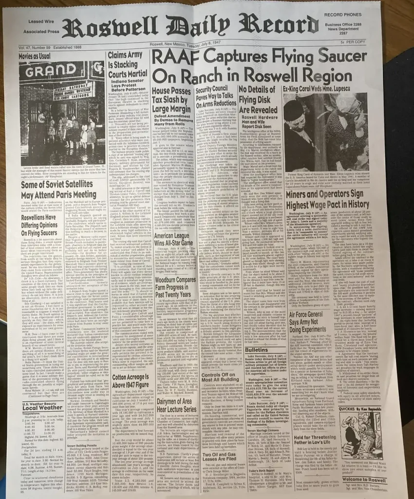 Первая полоса Roswell Daily Record 8 июля 1947 года целиком: заголовок о летающей тарелке, колонки новостей, фото кинотеатра Grand