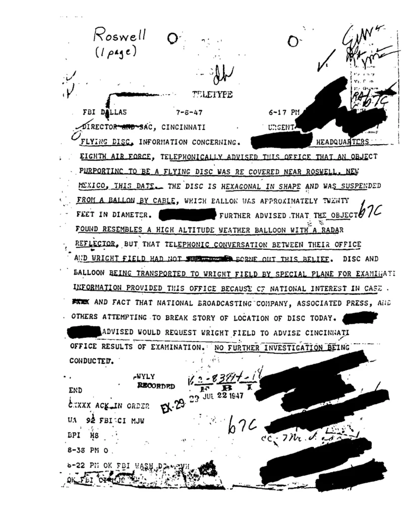 Телетайп ФБР из Далласа от 8 июля 1947 года о «летающем диске», найденном у Розуэлла, с вымаранными именами