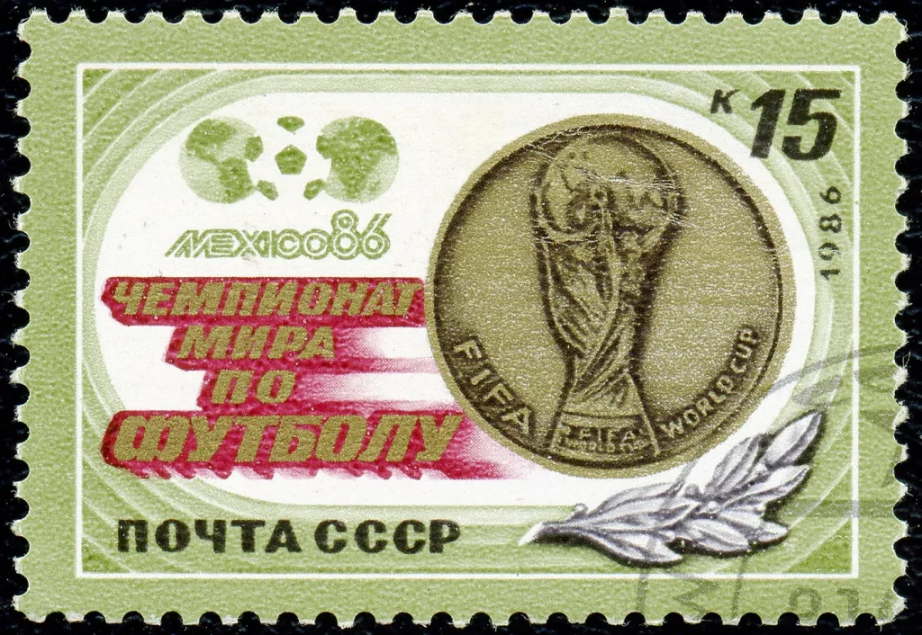 Марка СССР 1986 года с кубком чемпионата мира по футболу, 15 копеек