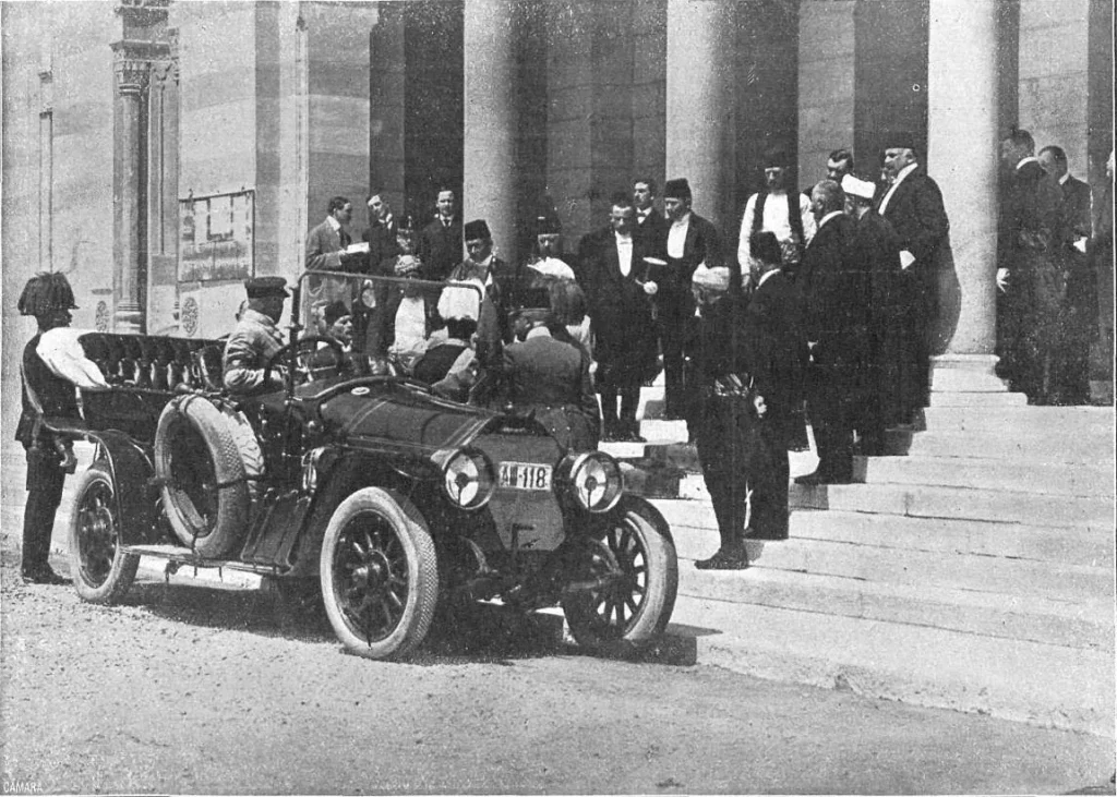 Автомобиль с номером A III 118 у ступеней сараевской ратуши, на ступенях бургомистр и чиновники в фесках