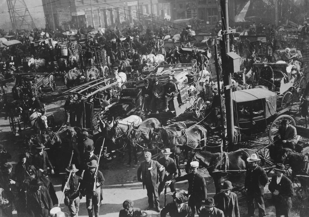 Толпа беженцев с повозками и узлами у паромного вокзала, апрель 1906 года