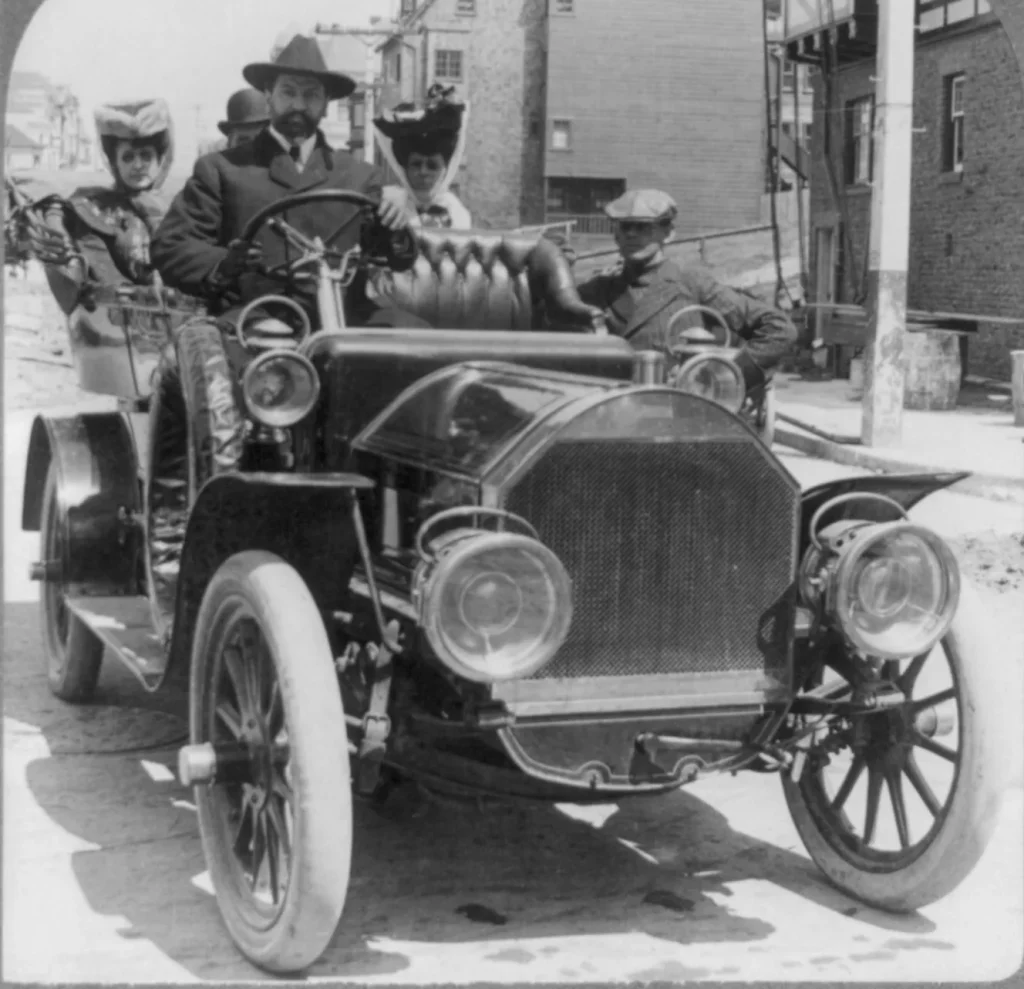 Мэр Юджин Шмиц в открытом автомобиле объезжает разрушенный город, 1906 год