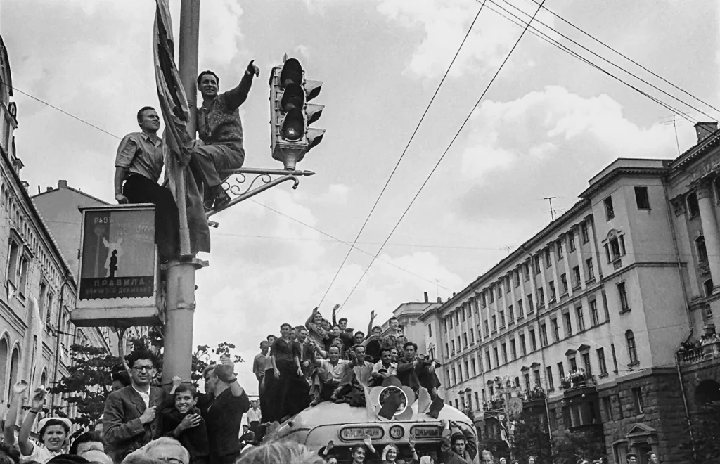 Москвичи на улице Горького в день открытия Всемирного фестиваля молодёжи и студентов, 1957 год