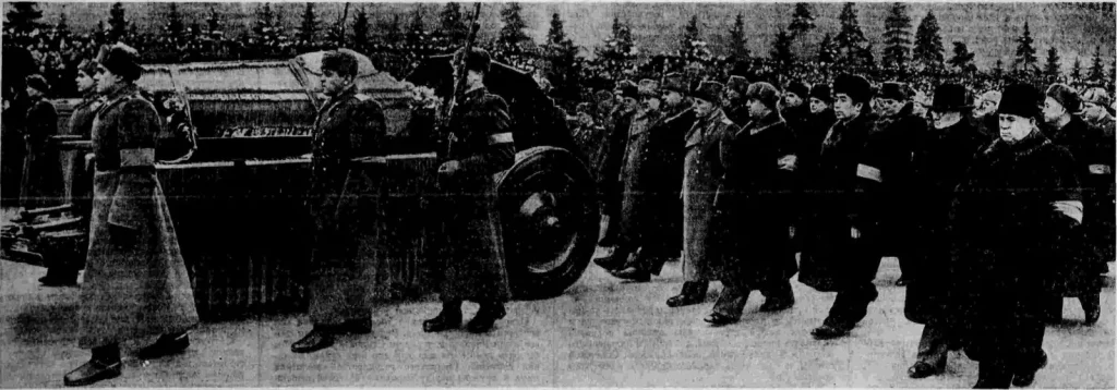 Похороны Сталина 9 марта 1953 года: лафет с гробом и руководители страны с траурными повязками на Красной площади