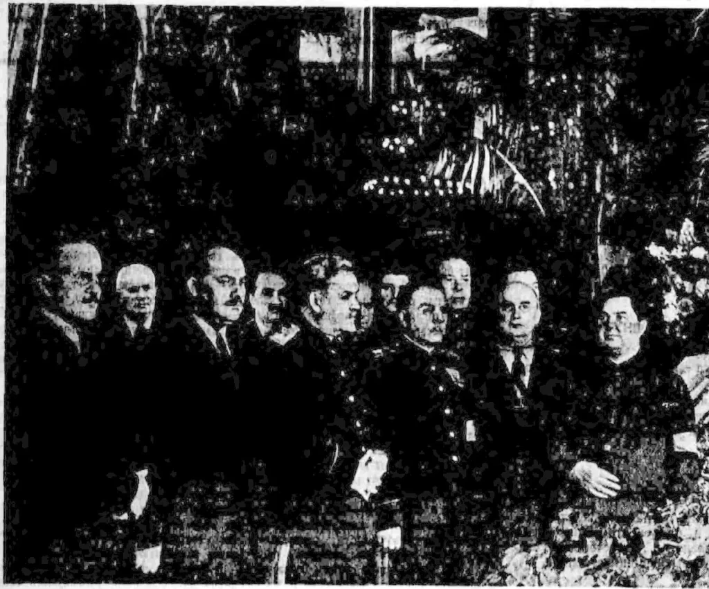Руководители партии и правительства в Колонном зале Дома союзов 6 марта 1953 года, позади пальмы и цветы
