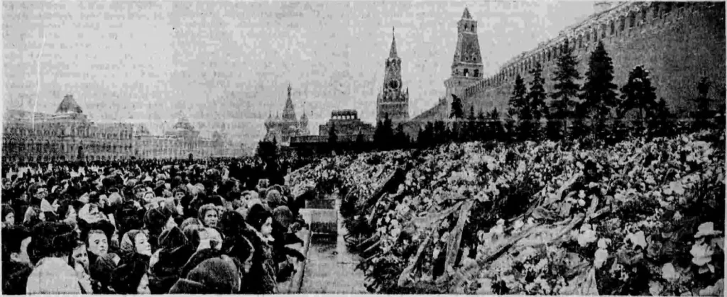 Горы венков у Кремлёвской стены и Мавзолея на Красной площади 10 марта 1953 года, слева толпа