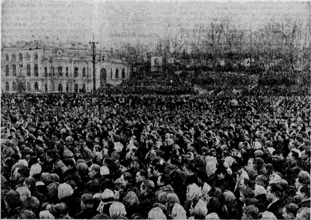 Тысячи людей на площади в Киеве слушают по радио траурный митинг из Москвы 9 марта 1953 года