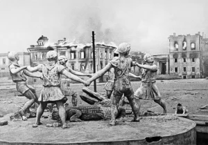 Сталинградская битва: фонтан «Детский хоровод» на Привокзальной площади Сталинграда после немецкого авианалёта 23 августа 1942 года