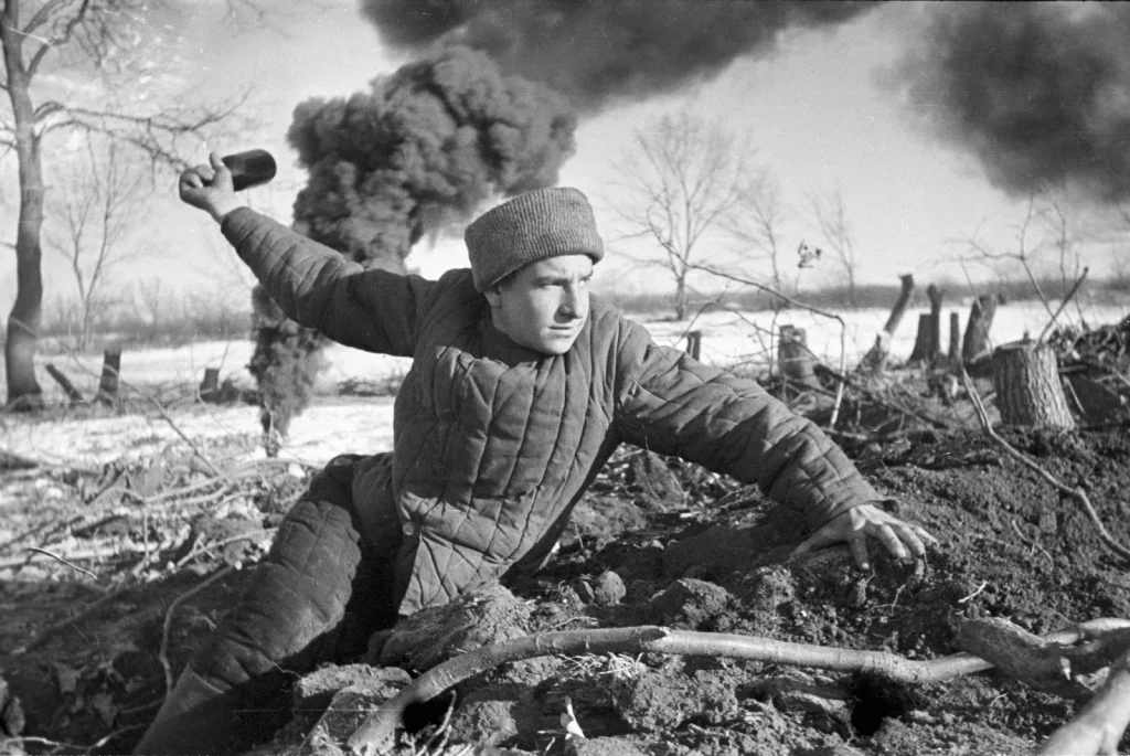 Советский боец замахивается гранатой в бою за Сталинград, 1942 год
