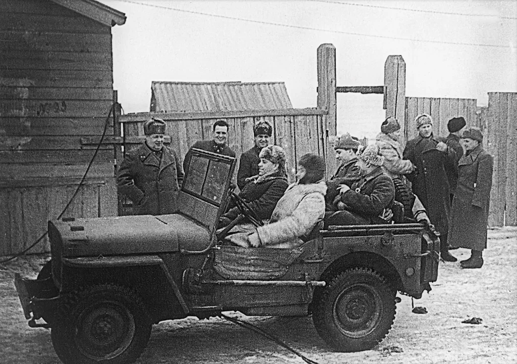 Представитель Ставки Александр Василевский в джипе при подготовке контрнаступления под Сталинградом, ноябрь 1942 года
