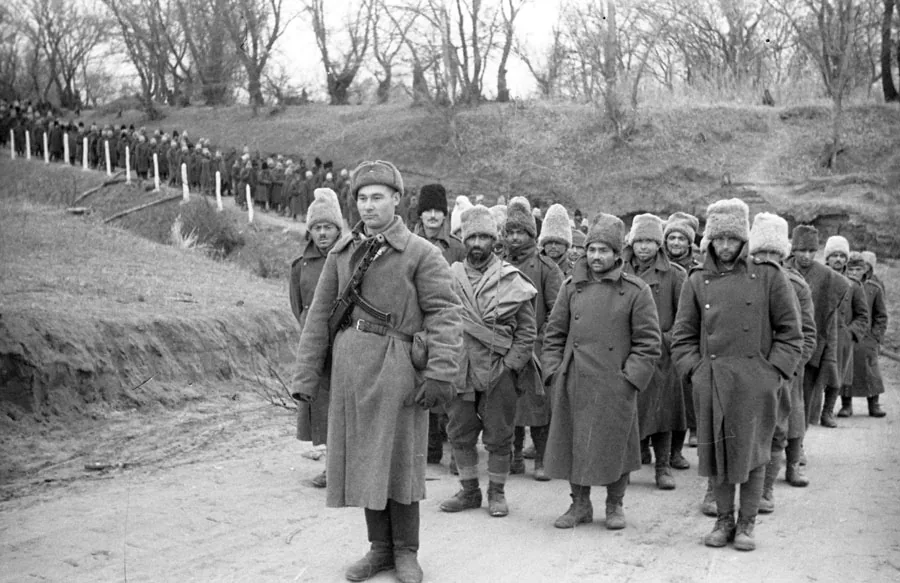 Колонна пленных румынских солдат под конвоем идёт в тыл, ноябрь 1942 года