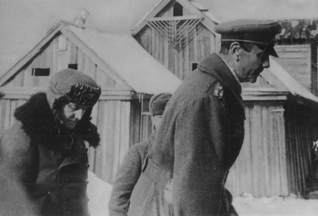 Пленного фельдмаршала Фридриха Паулюса конвоируют в штаб 64-й армии, 31 января 1943 года