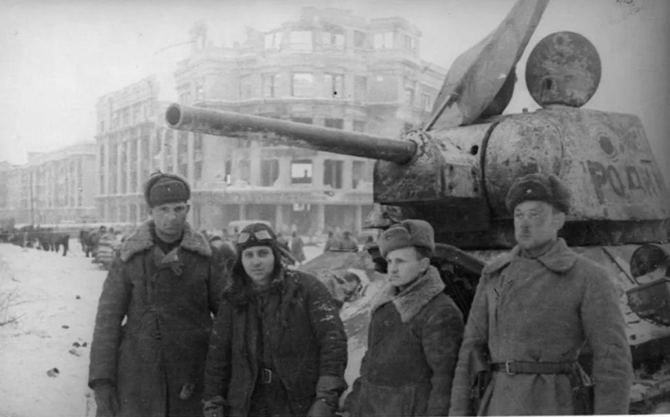 Экипаж танка 90-й танковой бригады у Центрального универмага, где сдался штаб Паулюса, 31 января 1943 года