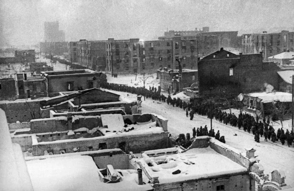 Колонна немецких военнопленных идёт по улице разрушенного Сталинграда, февраль 1943 года