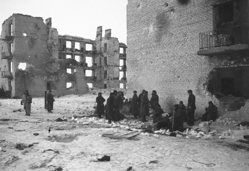 Красноармейцы среди руин Сталинграда в день сдачи штаба Паулюса, 31 января 1943 года
