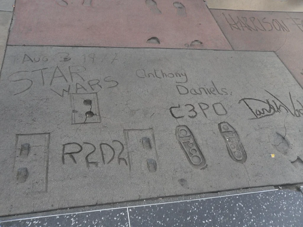 Следы и подписи Дарта Вейдера, C-3PO и R2-D2 во «Дворе звёзд» Китайского театра. Их отпечатали 3 августа 1977 года, в день возвращения фильма в кинотеатр