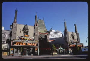 Mann's Chinese Theatre на Голливудском бульваре в 1977 году — таким его видели зрители первых показов