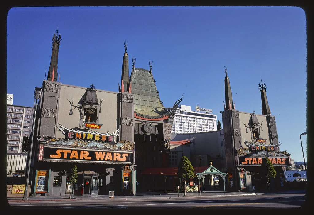 Mann's Chinese Theatre на Голливудском бульваре в 1977 году — таким его видели зрители первых показов