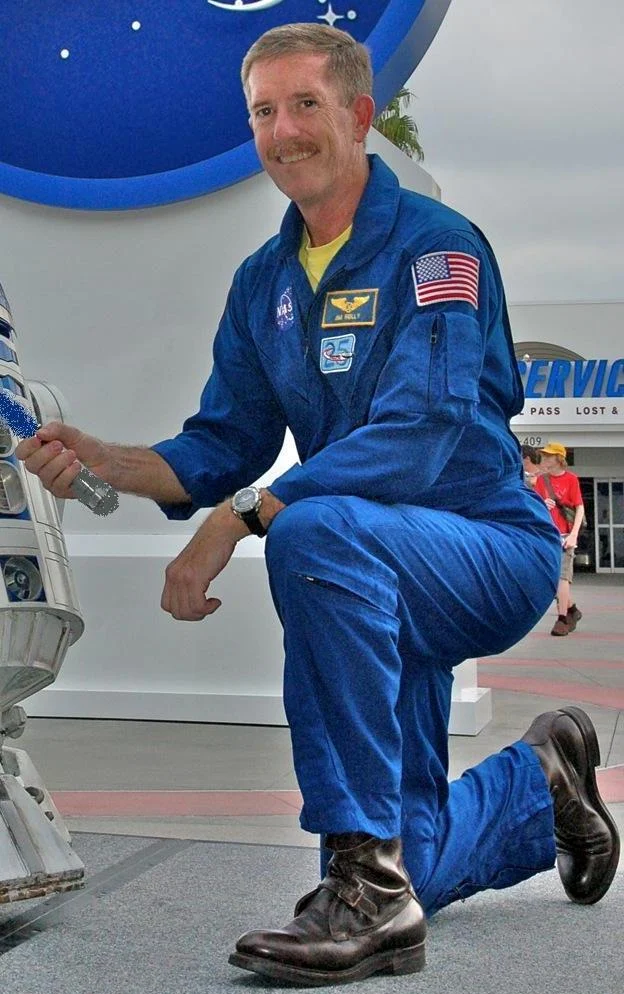 Наследие: световой меч Люка Скайуокера и R2-D2 в Космическом центре Кеннеди, 2007. К 30-летию фильма меч слетал в космос на шаттле Discovery (STS-120)