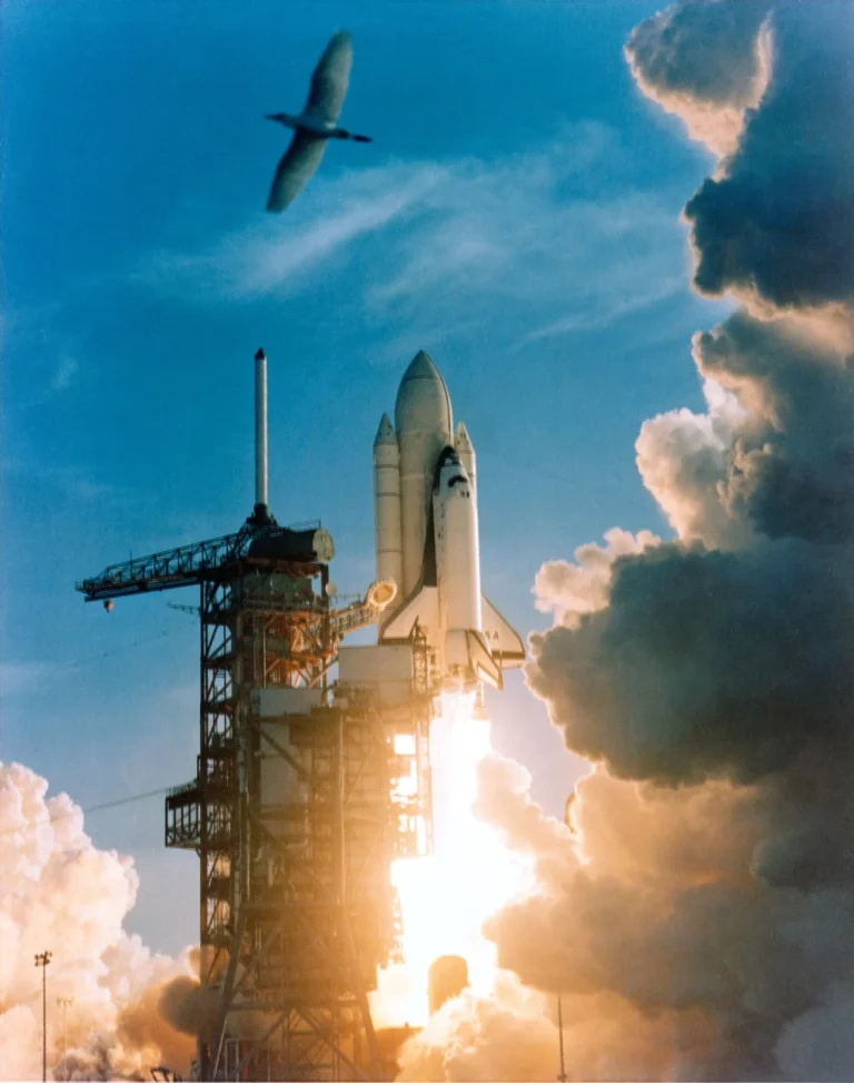 Старт STS-1: ускорители и главные двигатели работают, корабль набирает высоту.