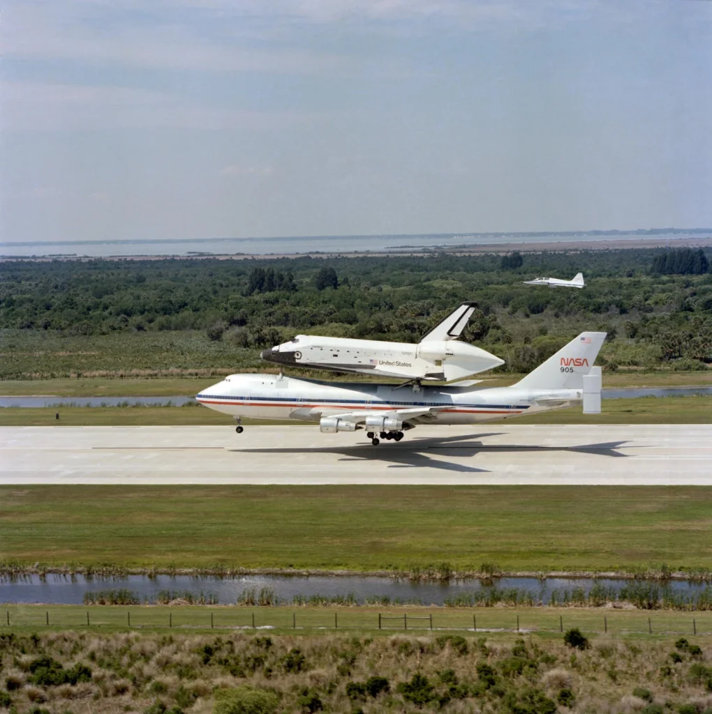 «Колумбия» на спине Боинга-747 NASA 905 прибывает в Космический центр Кеннеди, 28 апреля 1981 года.