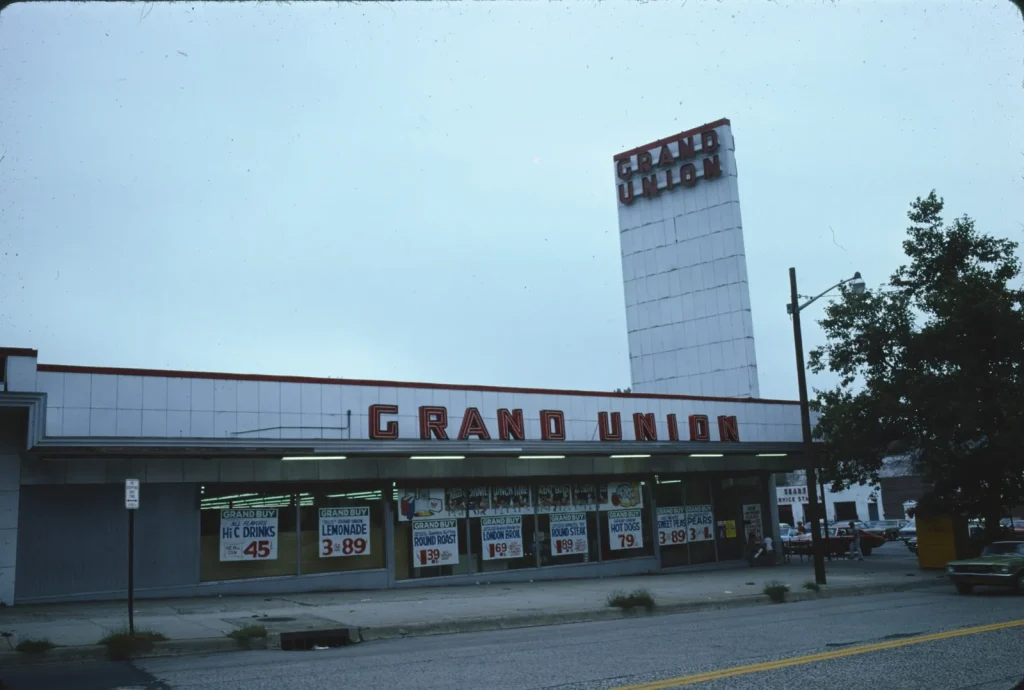 Торговая улица в Литл-Неке, Квинс, 1976 год, рядом с Бэйсайдом и Беллроузом, где нападал «Сын Сэма»