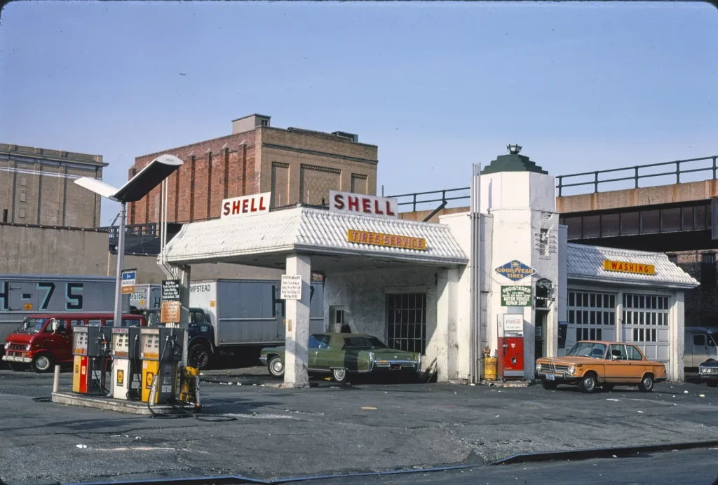 Заправка Shell под эстакадой, Нью-Йорк, 1977 год, машины эпохи «Сына Сэма»