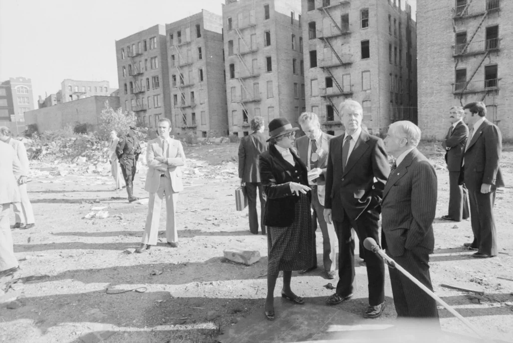 Мэр Абрахам Бим, президент Джимми Картер и министр Патрисия Харрис на пустыре Южного Бронкса 5 октября 1977 года