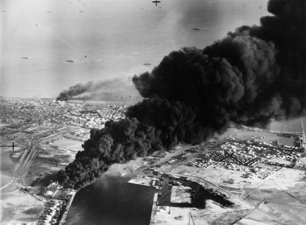 Дым над нефтехранилищами у Суэцкого канала в Порт-Саиде, 5 ноября 1956 года