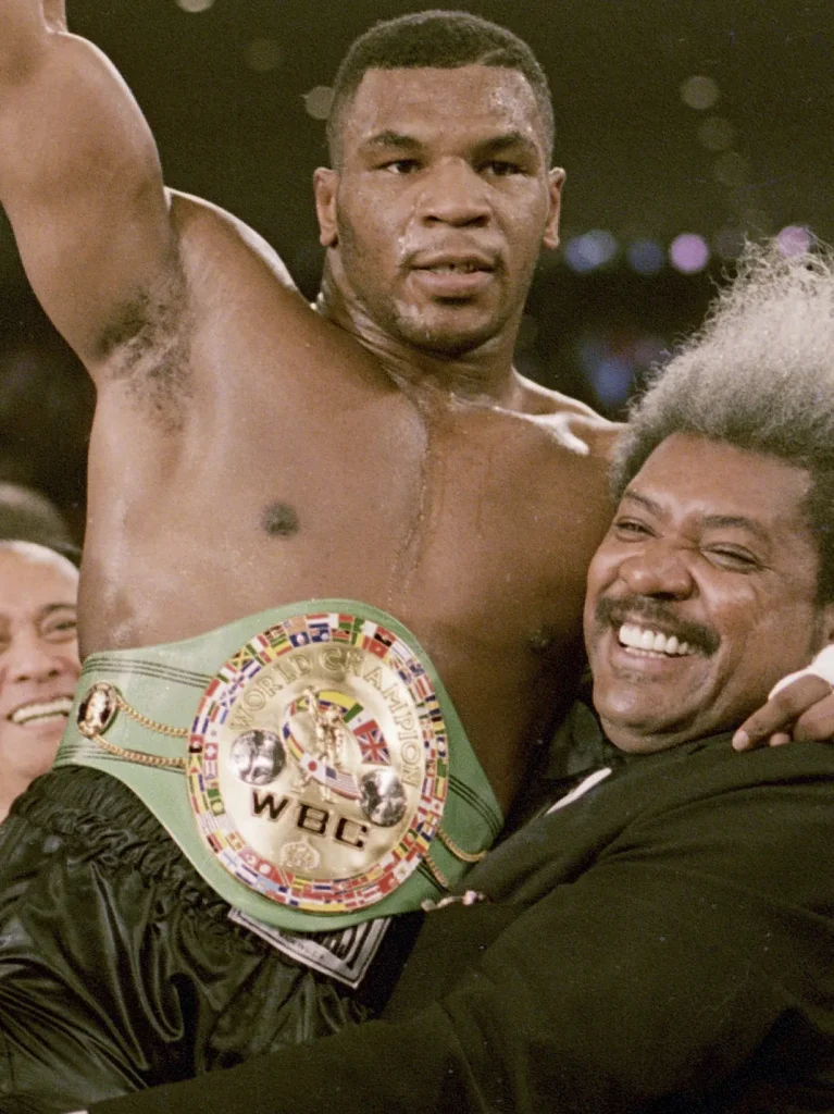 Новый чемпион WBC Майк Тайсон с поясом и Дон Кинг после боя с Бербиком, 22 ноября 1986 года