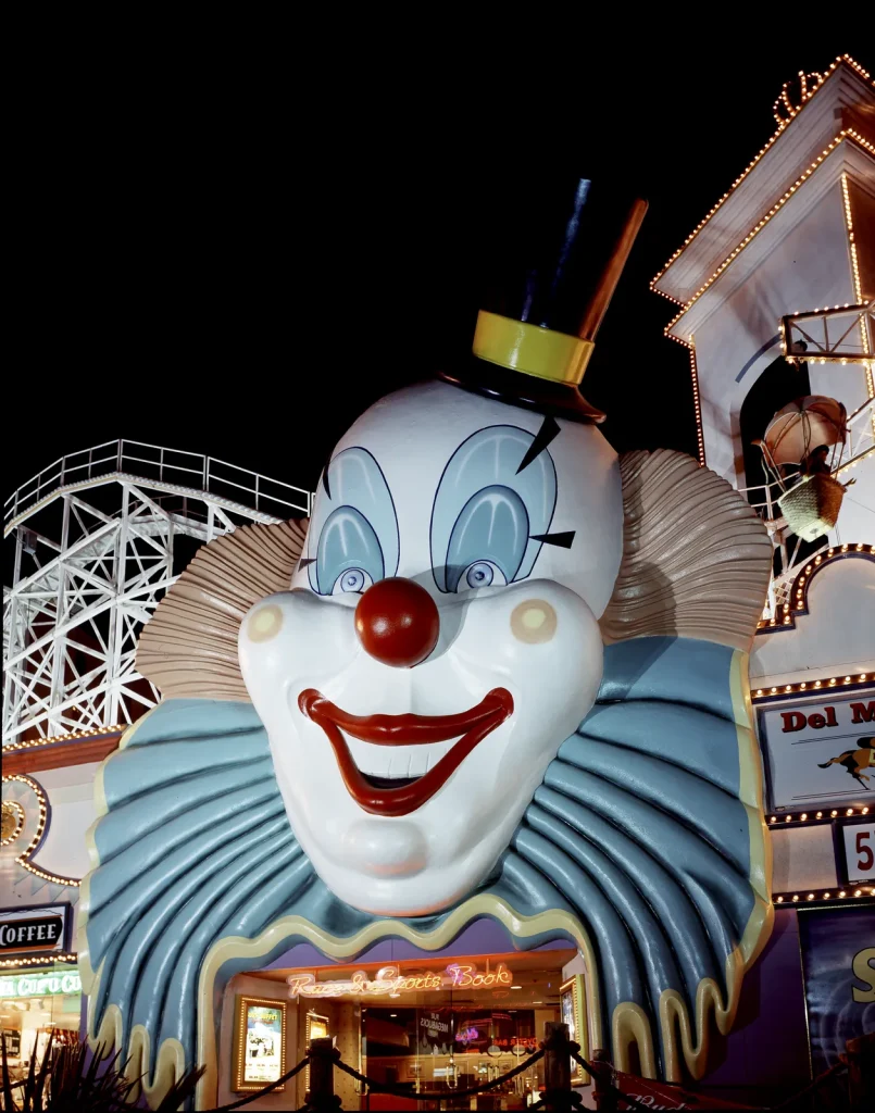Вход в казино Boardwalk с фигурой клоуна, Лас-Вегас, 1980-е годы