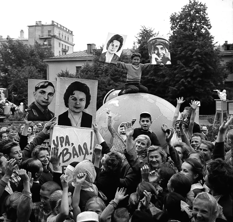 Москвичи с портретами Валентины Терешковой у Московского планетария 16 июня 1963 года, в день, когда первая женщина в космосе вышла на орбиту