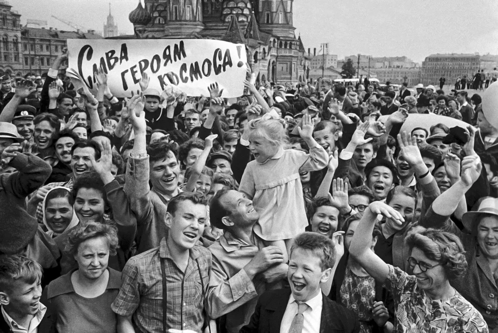 Красная площадь 16 июня 1963 года после сообщения о полёте первой женщины в космосе, плакат «Слава героям космоса»
