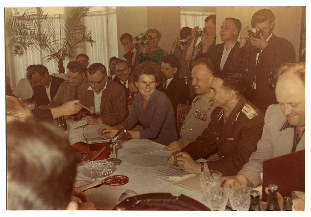 Пресс-конференция в Куйбышеве 20 июня 1963 года: Терешкова, Каманин и Быковский после полёта