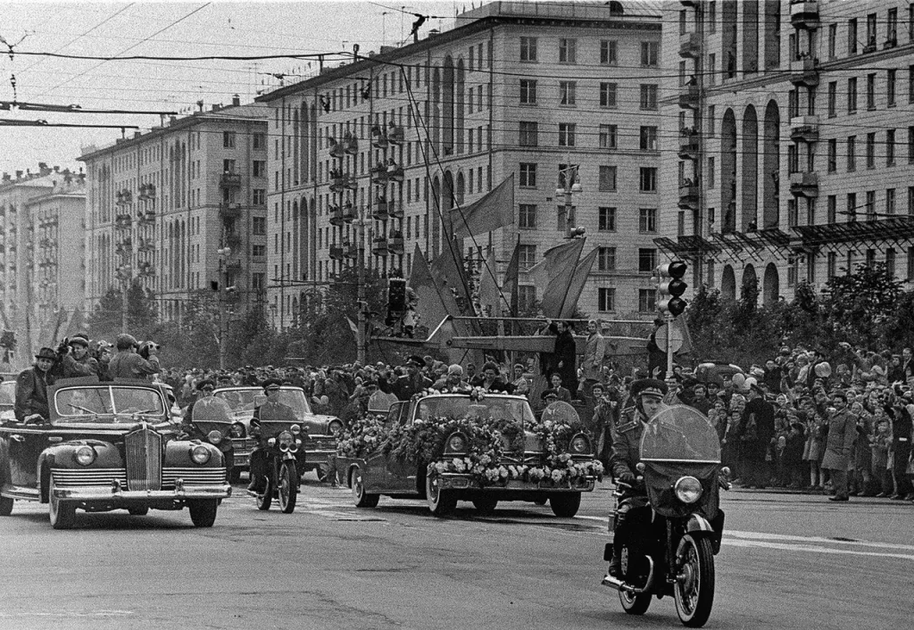 Кортеж космонавтов на Ленинском проспекте 22 июня 1963 года